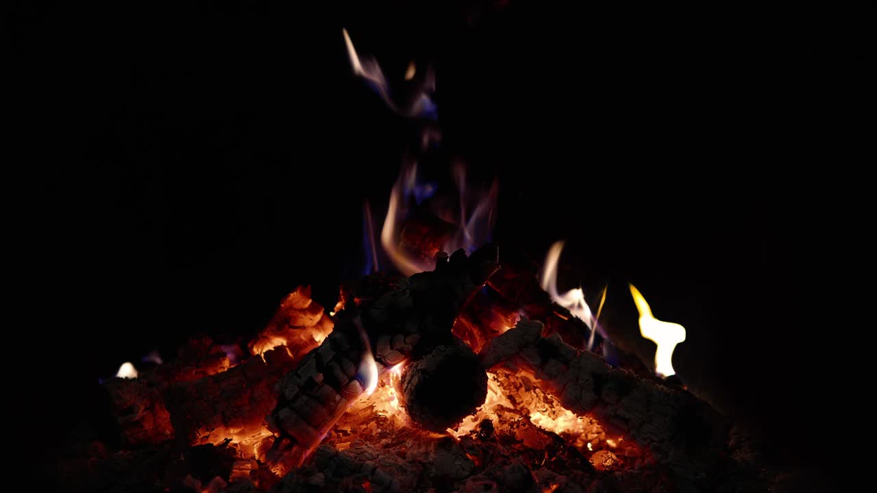 4k - pequeña fogata. video en bucle