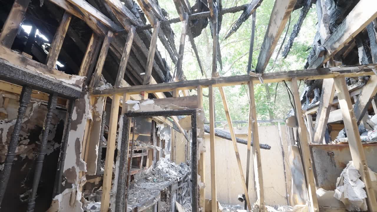 el techo derrumbado dentro de una casa que se incendió