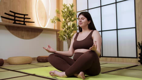 Frau-Macht-Yoga-Drinnen