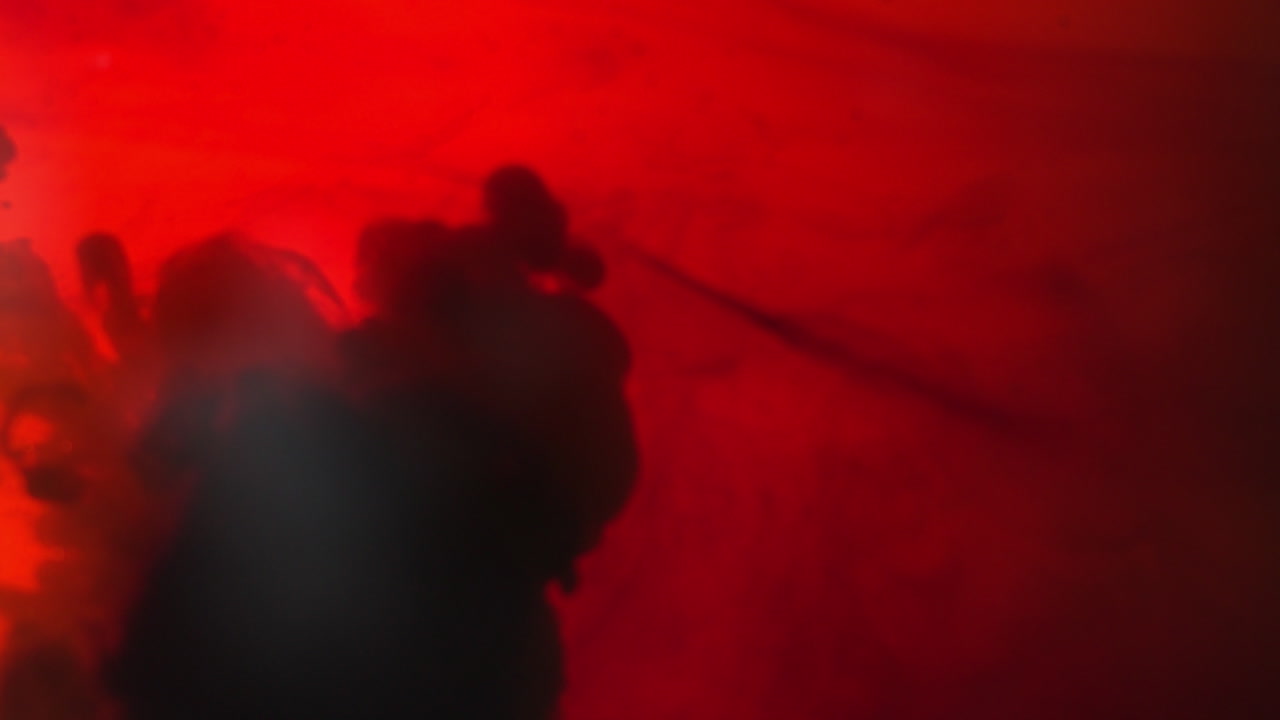 красная и черная краска или краситель спускаются в воду на белом фоне для создания вихревого цветного дымового фона 2