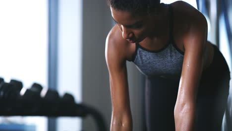 una mujer joven en forma trabajando con pesas
