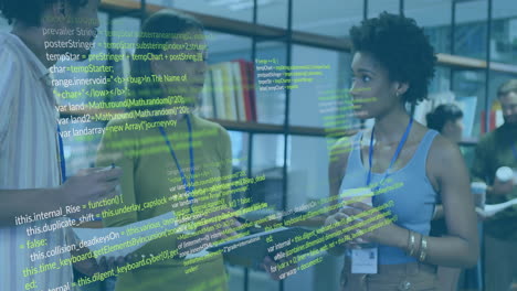animación de código informático sobre diversas personas de negocios discutiendo en la oficina