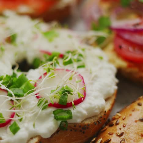 surtido de diferentes tipos de ingredientes bagels caseros sándwiches con sésamo y semillas de amapola