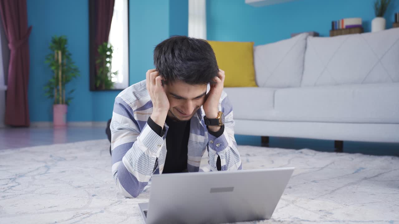 el joven exitoso se alegra y se vuelve feliz.