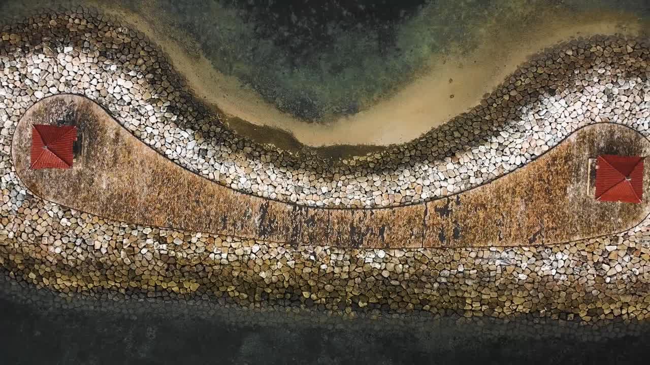 아름다운 영화 같은 사누르 해변, 흥미로운 풍경이 있는 발리 드론 영상, 낚시 보트 및 잔잔한 날씨