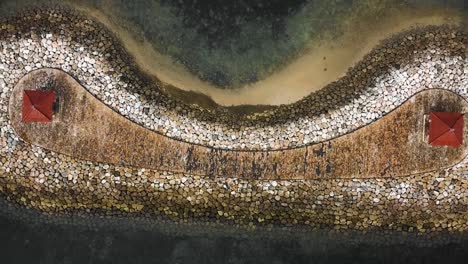 hermosa playa cinematográfica de sanur, metraje de drones de bali con paisajes interesantes, barcos de pesca y clima tranquilo