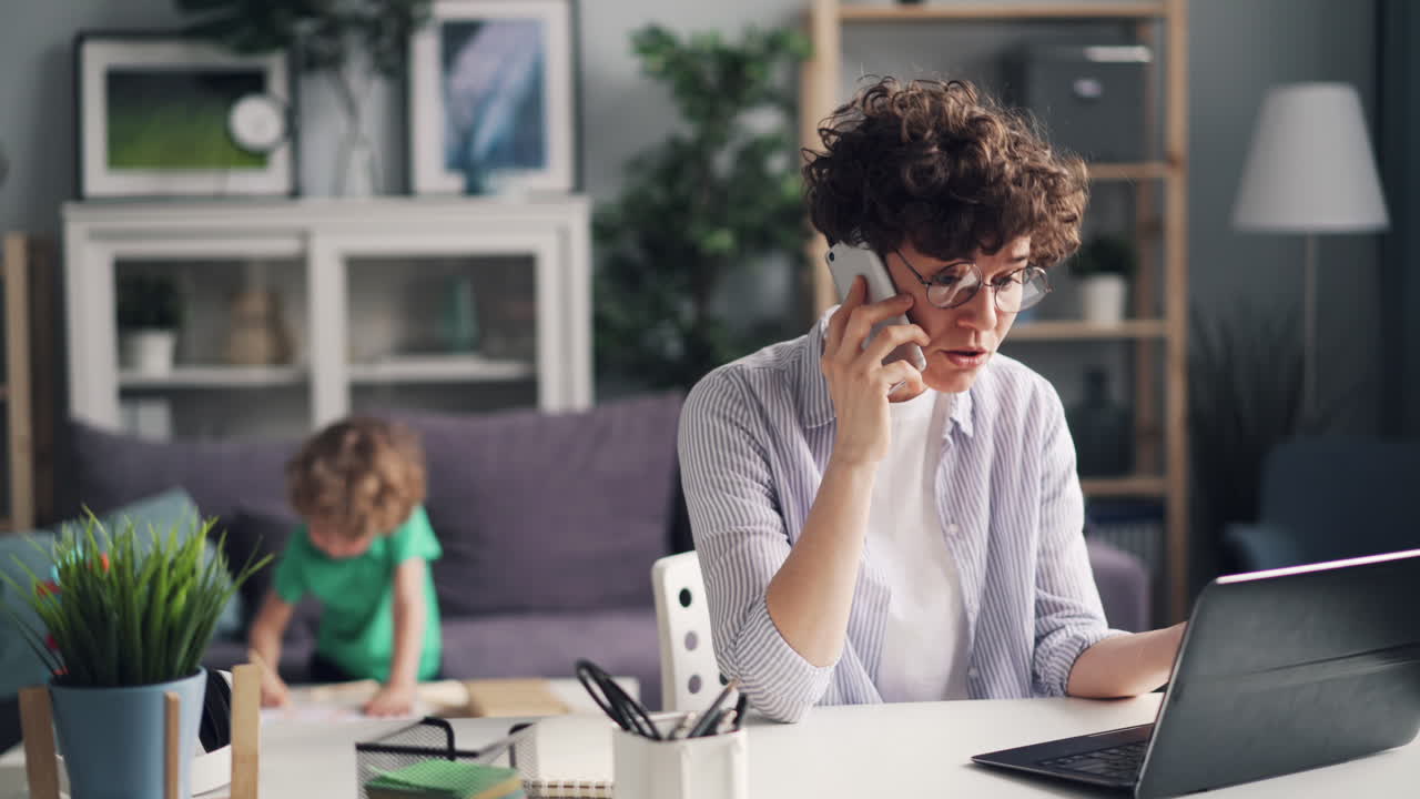 Arbejdende mor jonglerer med arbejde og familie derhjemme
