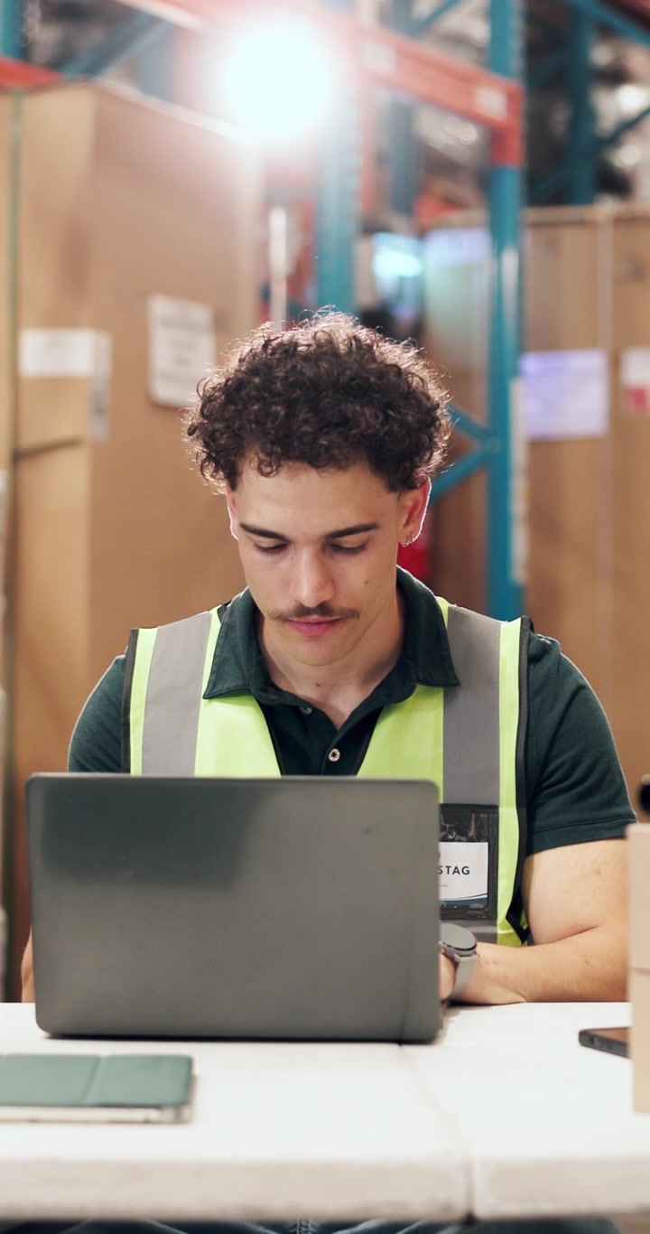 Magazziniere che utilizza un laptop per la gestione dell'inventario