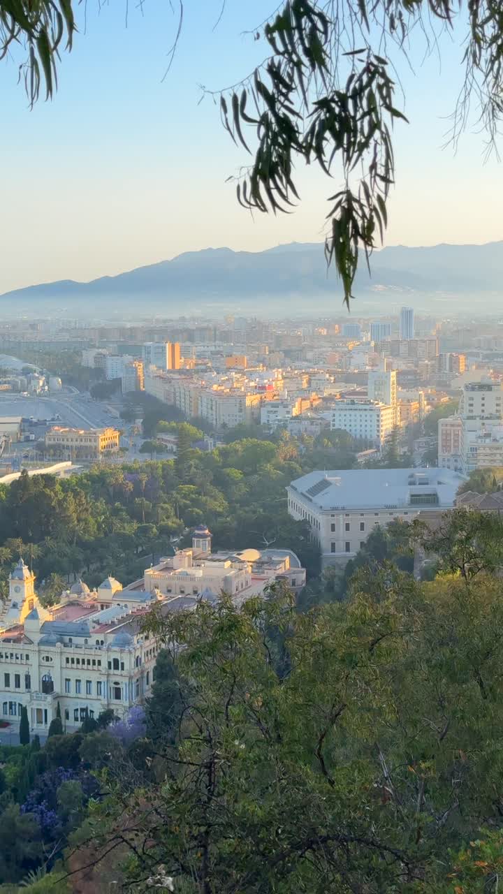 vista del paisaje urbano con montañas en el fondo