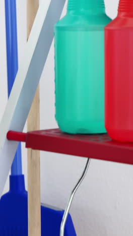 varios suministros de limpieza en un cubo