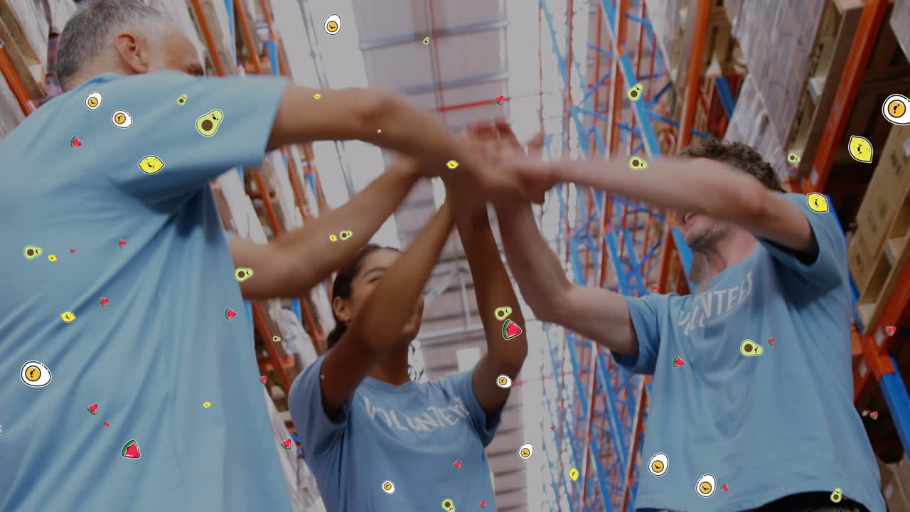 animación de iconos de alimentos que caen sobre diversos voluntarios en el almacén