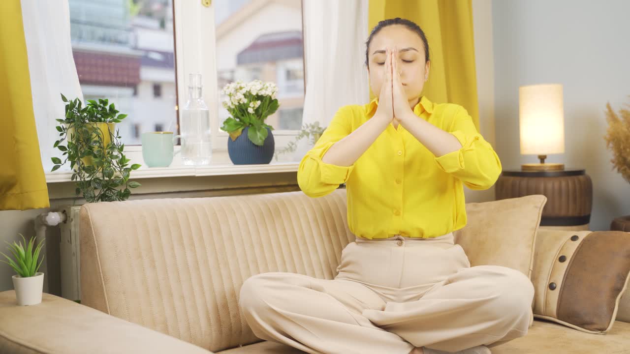 창문 앞에서 명상하는 젊은 여성.