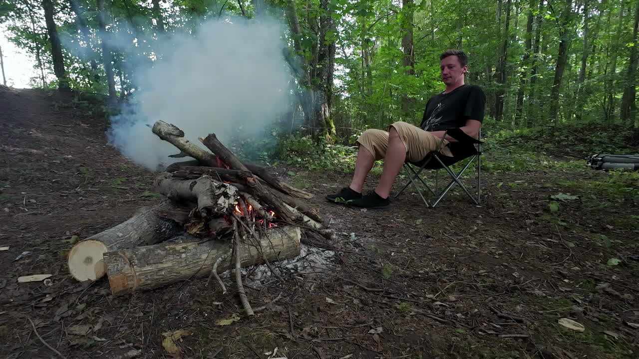 расслабление у костра - замедленная съемка