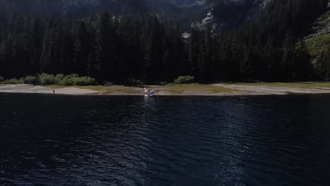 Hermoso-Lago-De-Montaña-Con-Hidroavión-En-La-Playa-Salvaje-Aérea