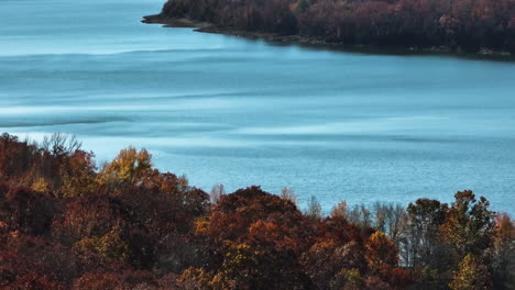 Lake-With-Autumn-Forest-In-Lake-Fort-Smith-State-Park,-Arkansas,-United-States---Drone-Shot