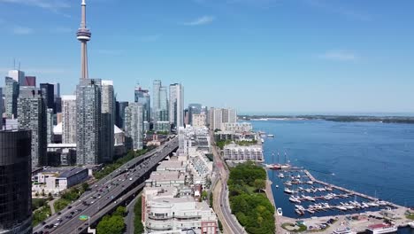 toma aérea de la autopista gardiner en toronto a lo largo de la orilla del lago ontario en un día soleado de verano