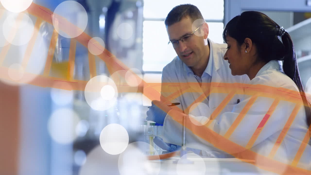 animación de la cadena de adn, procesamiento de datos científicos sobre diversos científicos en el laboratorio