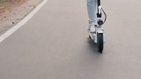 La-Rueda-De-Un-Scooter-Eléctrico-Que-Se-Desplaza-Por-La-Carretera.