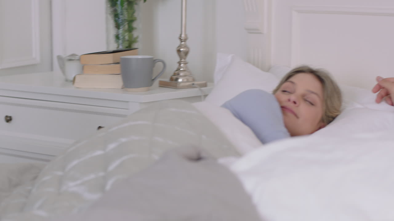 niños felices saltando en la cama despertando madre y padre disfrutando de una mañana lúdica con los niños en la mañana del fin de semana en casa imágenes de 4k