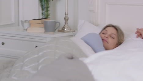 niños felices saltando en la cama despertando madre y padre disfrutando de una mañana lúdica con los niños en la mañana del fin de semana en casa imágenes de 4k