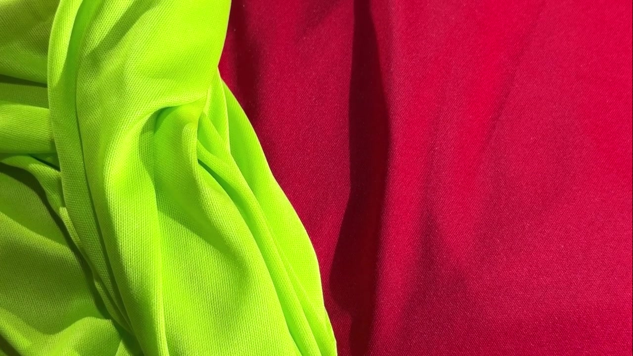 Drappeggi di Tessuto Verde Neon Vibrante e Rosso Intenso