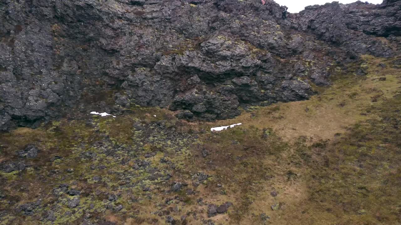 Prozkoumávání sopečné krajiny na Islandu
