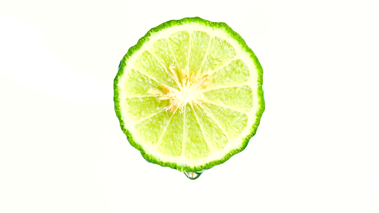 agua o aceites cayendo sobre una cal