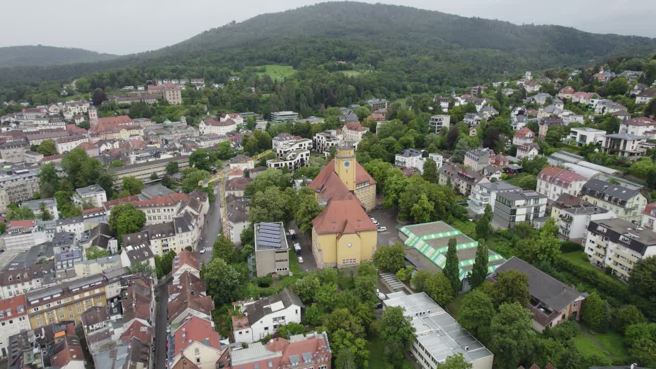 desde el aire: baden-baden, alemania, vista del gimnasio markgraf ludwig