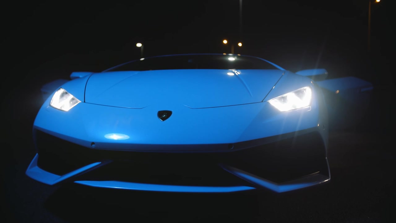Lamborghini-frontlykter om natten.