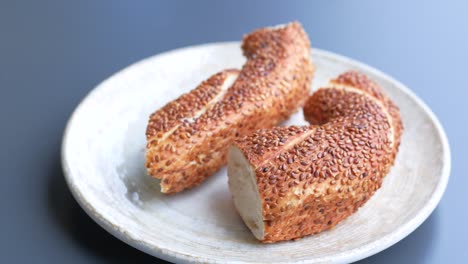 simit de bagel turco en la mesa ,
