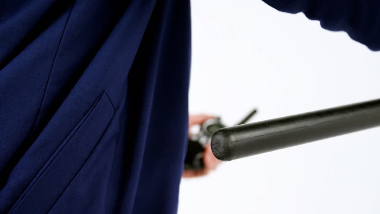 보안관이 주머니에서 지이를 꺼내고 있다