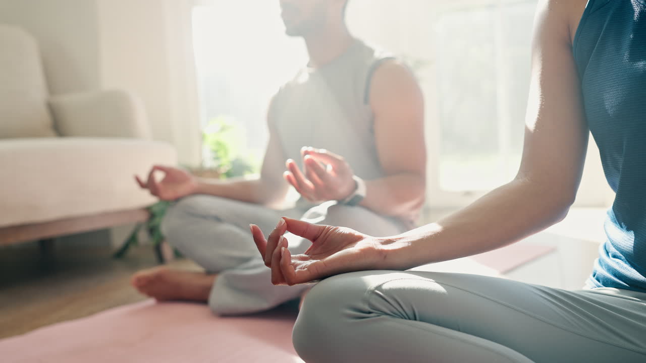 yoga, manos de loto y pareja para la meditación en el hogar