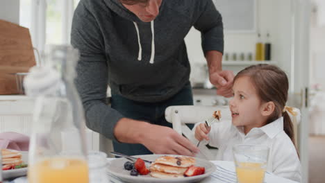 Padre-Preparando-Gofres-De-Desayuno-Para-Su-Hija-Linda-Niña-Disfrutando-De-Una-Deliciosa-Comida-Casera-En-La-Cocina-De-Casa-4k