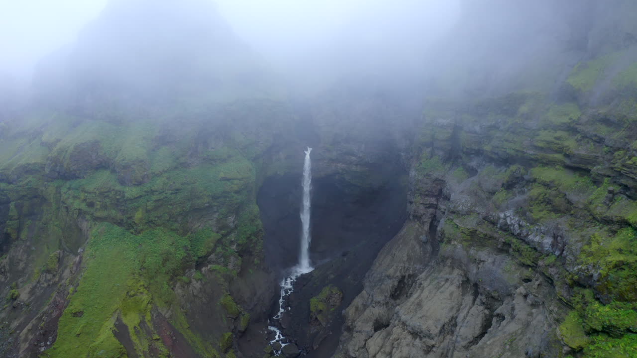 imágenes de drones de la cascada hangandifoss en el cañón mulagljufur, con condiciones nubladas y nubladas en islandia