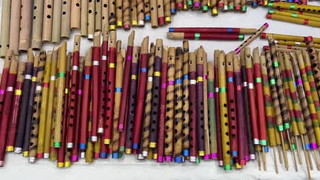 fotografía de cerca de flautas y otras obras de arte en exhibición durante la feria de artesanía en kolkata, india, durante el día