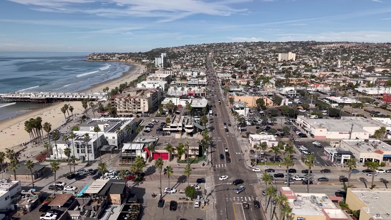 Panoramica a 360 gradi di Pacific Beach, da Mission Boulevard alla costa, via principale. Area di San Diego. Molo di Downtown PB con vista da nord a sud. Panoramica da La Jolla a Ocean Beach e Mission Bay.