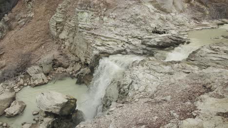 actividad geológica paisaje volcánico, corriente de agua caliente