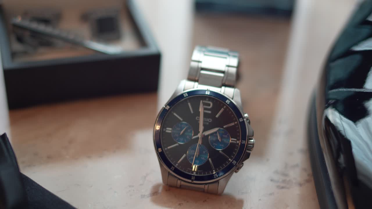 reloj en una mesa de madera, rodeado de diferentes accesorios de un hombre de negocios o novio preparándose para su boda