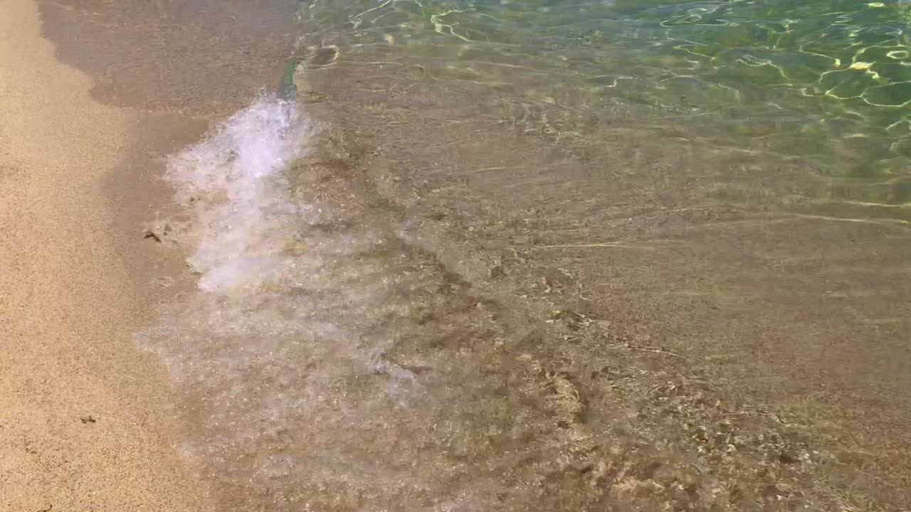 황금 모래에 물결이 내려오고