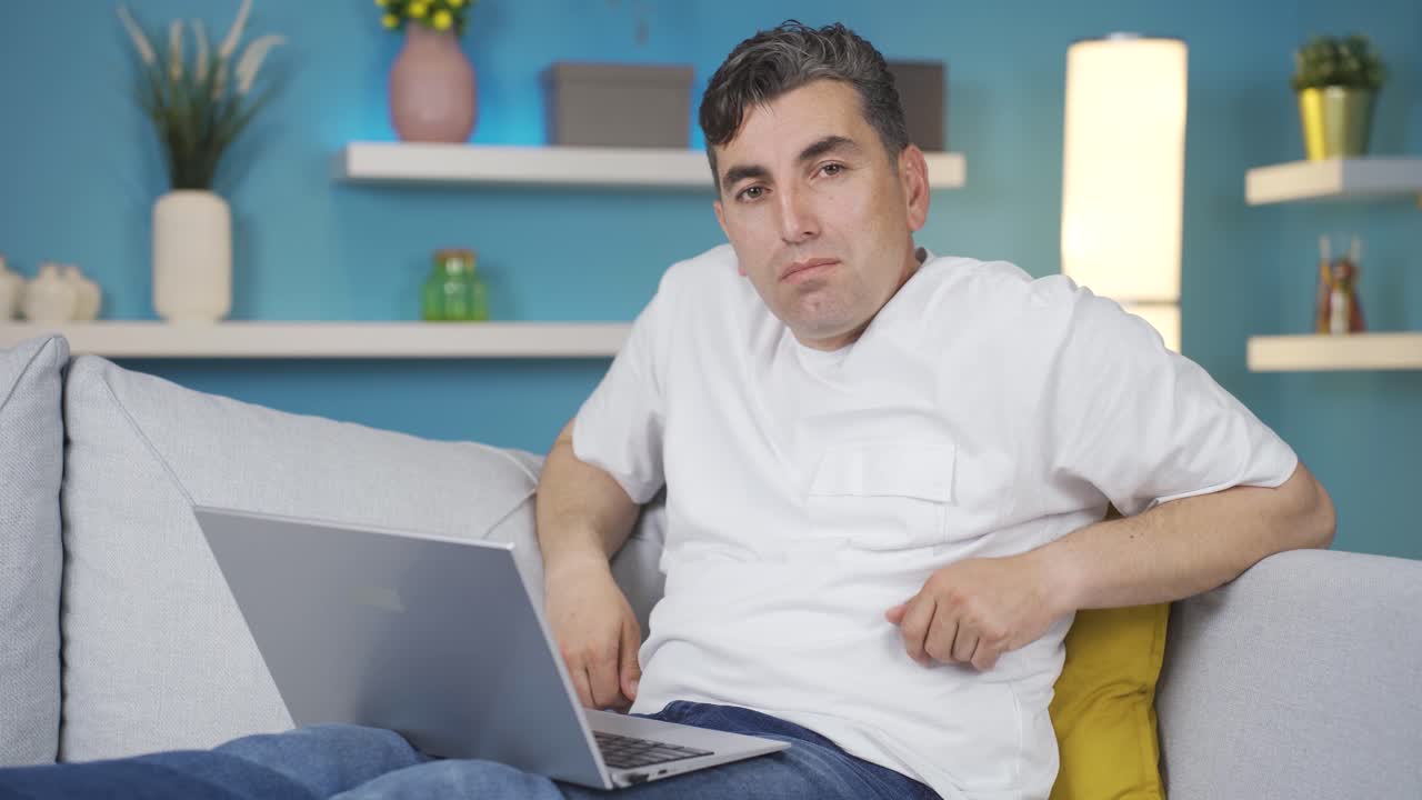 el hombre que escucha las noticias. curioso mirando a la cámara.