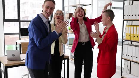 equipo de negocios celebrando el éxito en la oficina