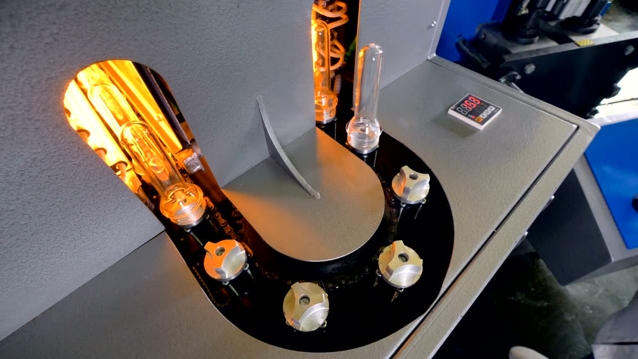 가열 오븐 입구에서 반려동물 전형에 대한 상단 뷰. 플라스틱 병 생산.