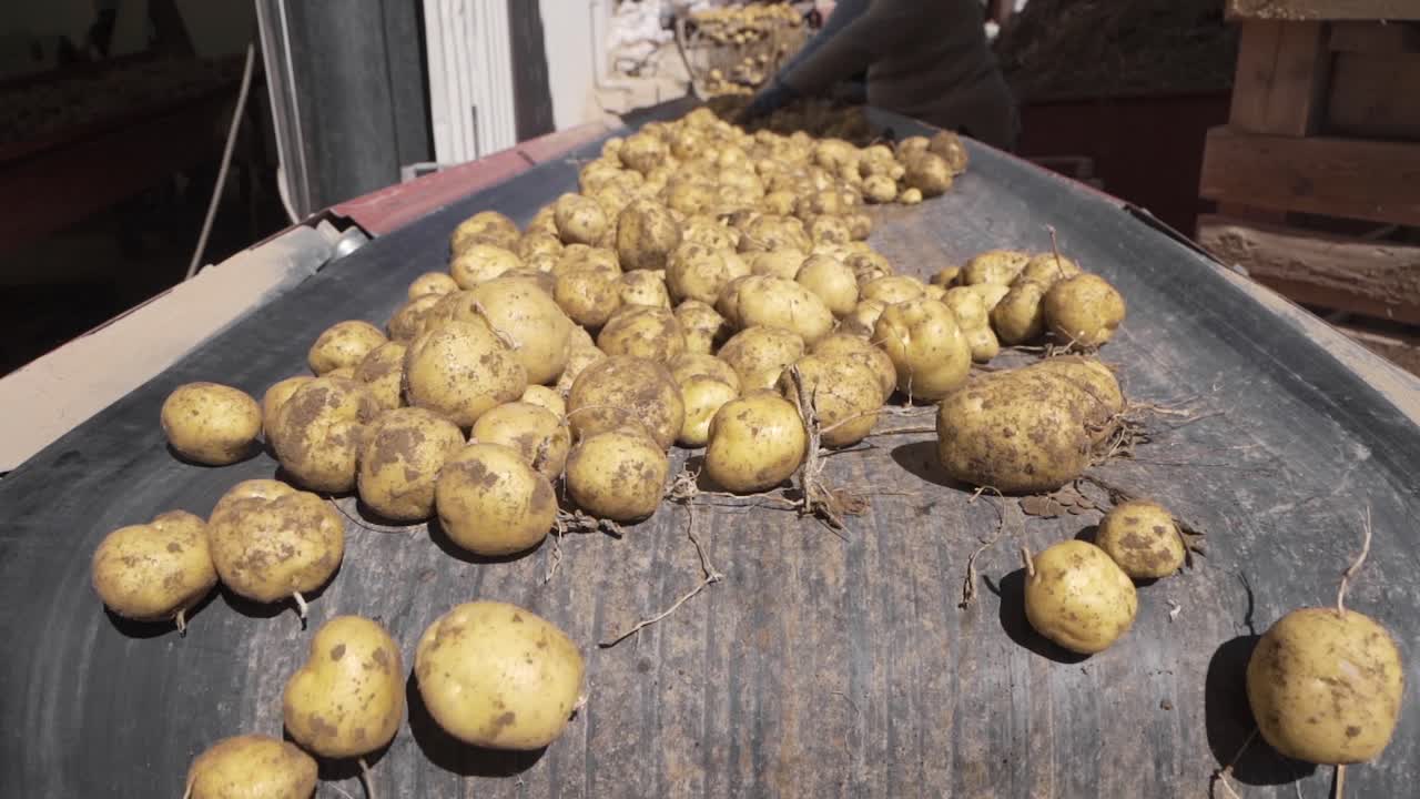 la cinta transportadora se mueve en cámara lenta.