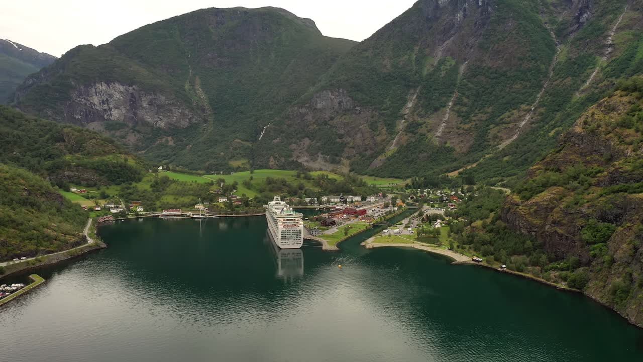 aurlandsfjord는 새벽에 불꽃의 도시입니다.