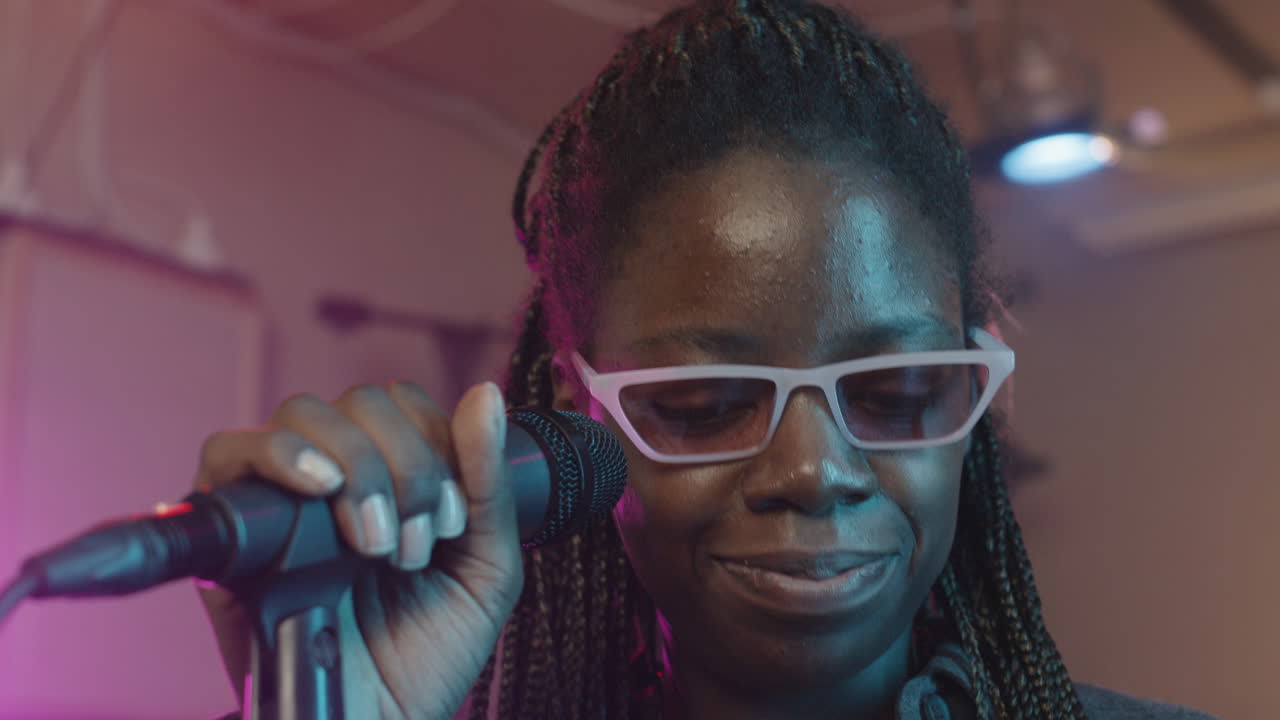 vocalista femenina cantando durante el ensayo de la banda