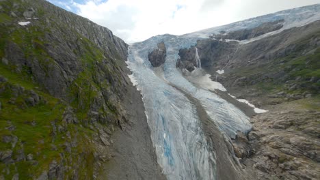 vista aérea en la cima de la montaña que muestra el derretimiento del hielo del glaciar después del calor en verano