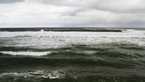 Blick-Auf-Das-Meer-Und-Die-Wellen-Des-Ozeans-In-Richtung-Ufer-Mit-Bewölktem-Himmel,-Küste-Von-Neskowin,-Oregon