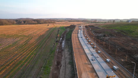 Fesselnde-Szene-Der-Laufenden-Betonstraßenbauarbeiten,-Luftaufnahme