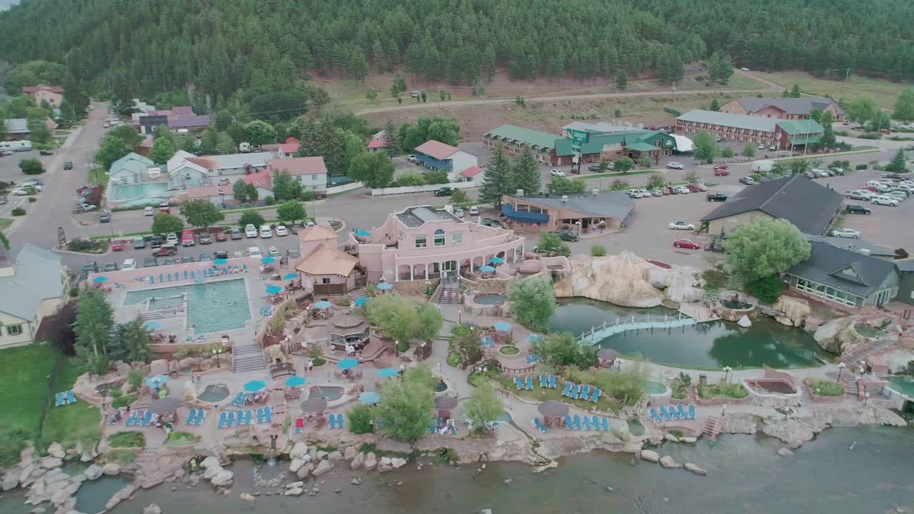 вид с беспилотника на курорт пагоса спрингс в колорадо спрингс