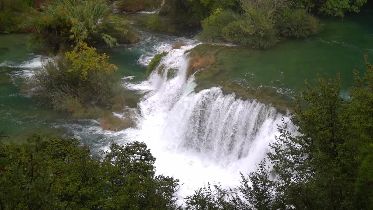 vistas aéreas de cascadas en cascada en el parque nacional krka en croacia a ¼ de velocidad